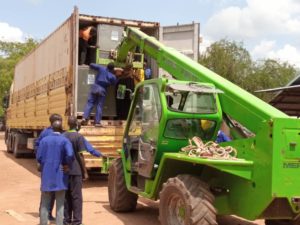 Entladung Container mit medizinischen Sachspenden in Uganda.