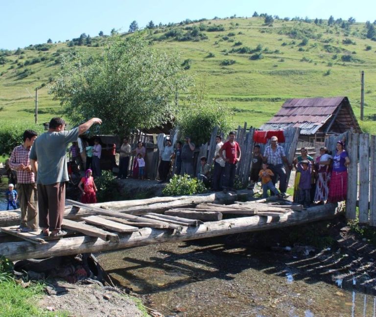 humanilog Transport von Sachspenden nach Rumänien für Kinderzelt e.V. Brücke in einer Roma Siedlung.