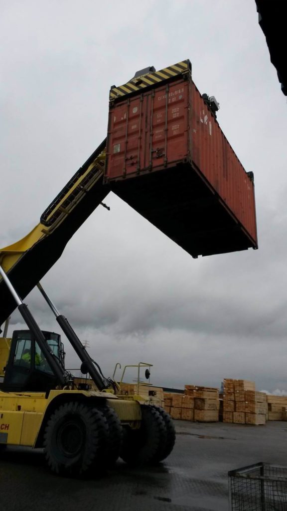 humanilog Transport Medizinische Hilfsgueter Comboni Missionare Uganda Container angehoben von Reach Stacker