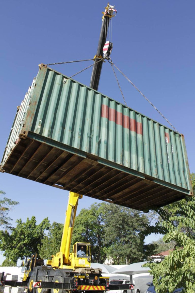 humanilog Transport Namibia Suncycles Container am Kranhaken