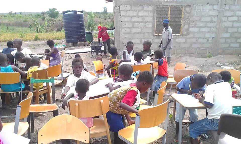 humanilog Transport Sachspenden go for ghana Kinder mit Schulmoebeln