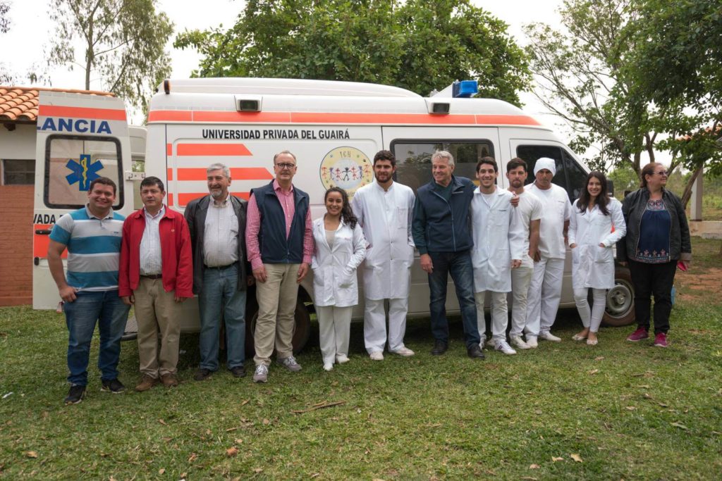 humanilog Transport Sachspenden International Children Help Paraguay Team vor Krankenwagen