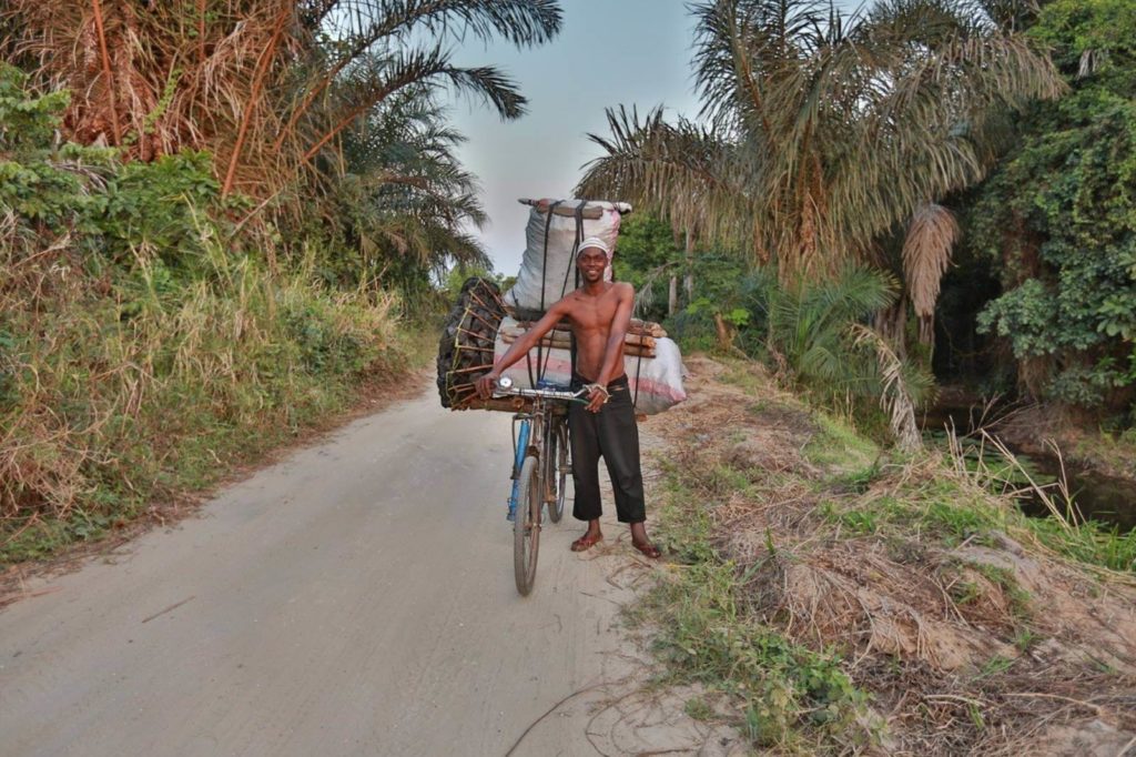 humanilog Transport Sachspenden Streetkids Tansania Mann mit Cargo Bike