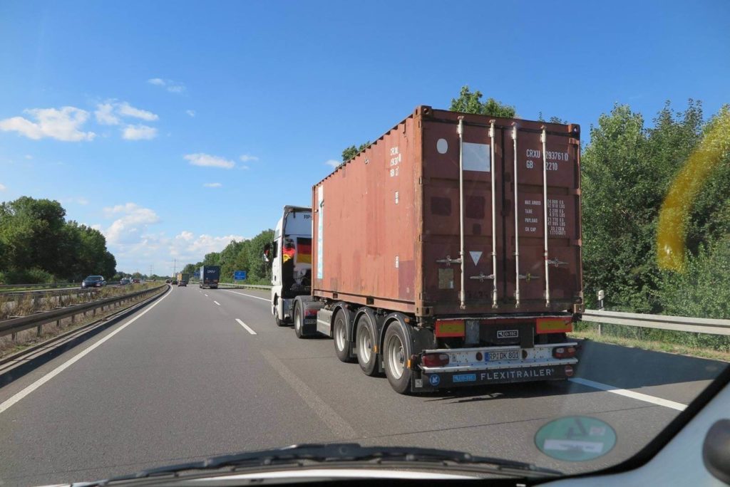 humanilog Transport Sachspenden Streetkids Tansania Lkw Container auf Autobahn