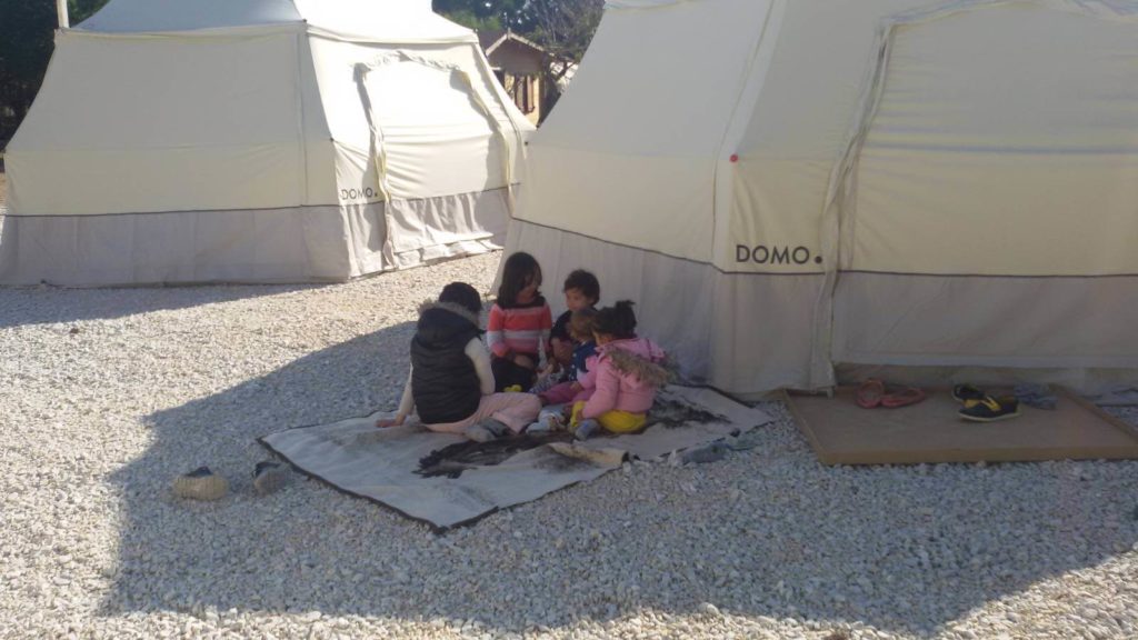 humanilog Transport Zelte More than Shelters Kinder vor Zelt