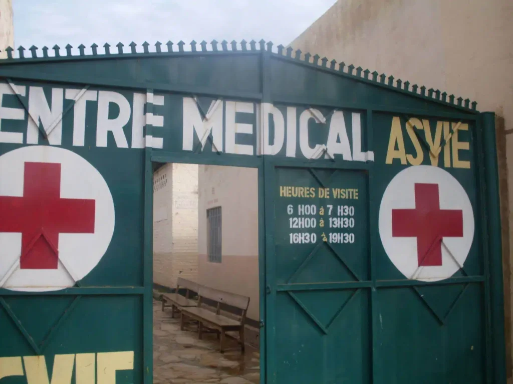 humanilog Transport medizinische Sachspenden in den Kongo für Asvie International, Medical Center Eingang.